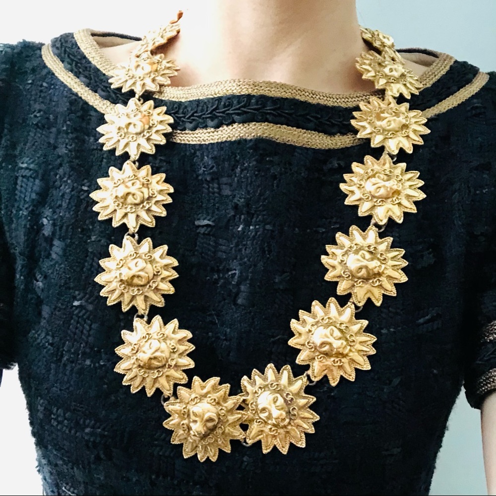 Auth Chanel Gold plated lions heads belt n…